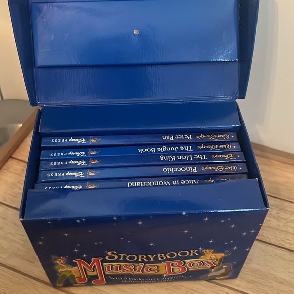 Disney StoryBook Music Box Set📚 - Picture 3 of 12
